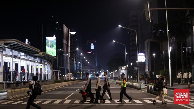 Polisi meniadakan crowd free night di 10 kawasan di DKI lantaran menganggap masyarakat sudah disiplin dalam mengikuti aturan pandemi.