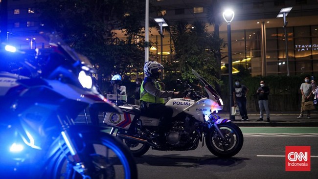 Gubernur DKI Anies Baswedan mengklaim petugas membubarkan kerumunan warga pada malam tahun baru 2022.