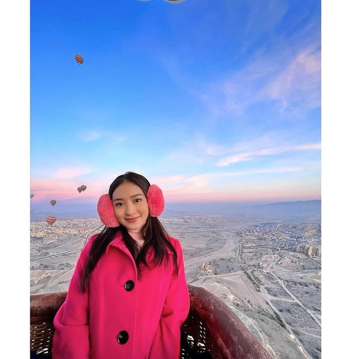 Momen pergantian tahun 2021 ke 2022 dirayakan oleh seluruh orang di penjuru dunia termasuk selebritis Tanah Air&period; Yuk kita intip&excl;