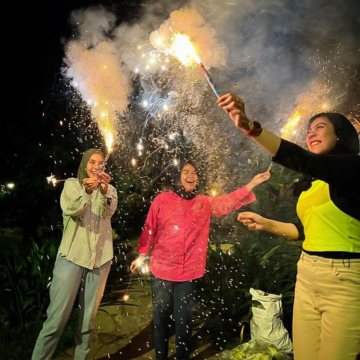 Momen pergantian tahun 2021 ke 2022 dirayakan oleh seluruh orang di penjuru dunia termasuk selebritis Tanah Air&period; Yuk kita intip&excl;