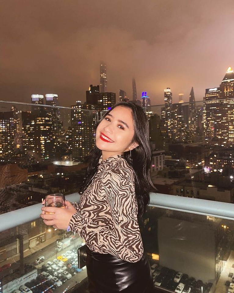 Momen pergantian tahun 2021 ke 2022 dirayakan oleh seluruh orang di penjuru dunia termasuk selebritis Tanah Air. Yuk kita intip!
