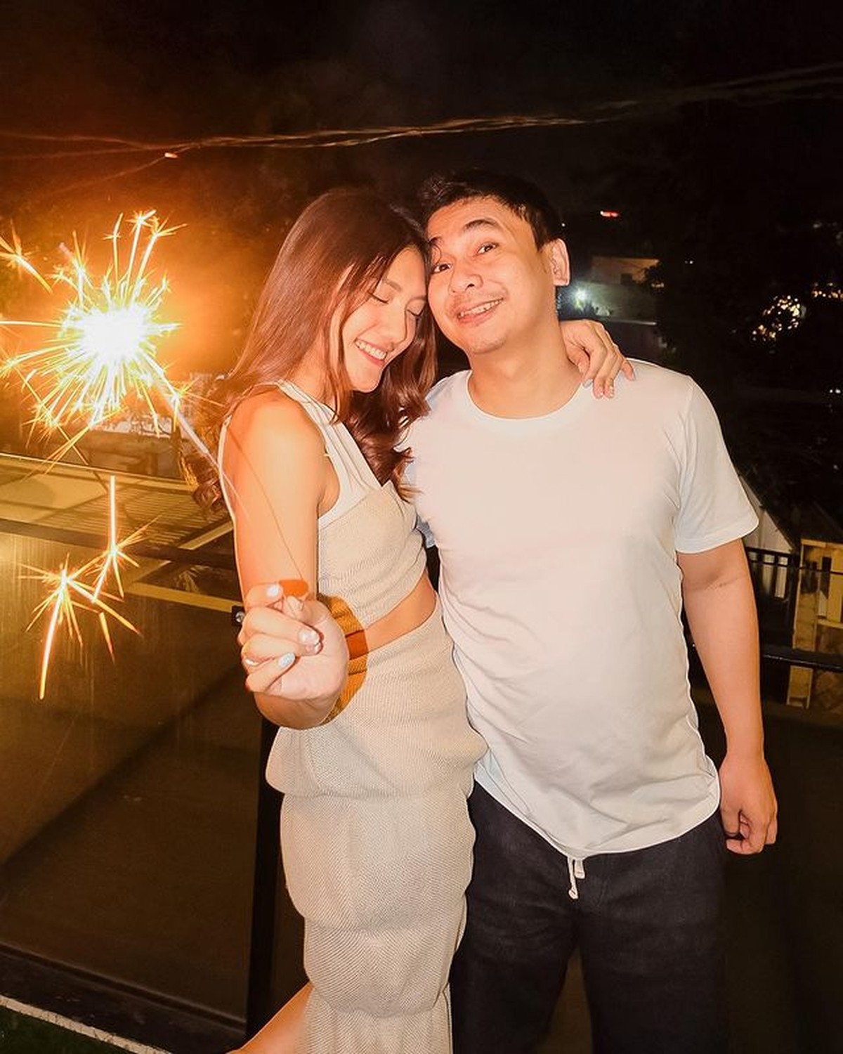 Momen pergantian tahun 2021 ke 2022 dirayakan oleh seluruh orang di penjuru dunia termasuk selebritis Tanah Air&period; Yuk kita intip&excl;