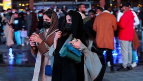 Saudi Cabut Pembatasan Covid-19, Boleh Lepas Masker di Ruang Tertutup