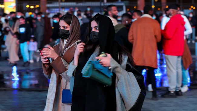 Saudi mencabut aturan wajib menggunakan masker di ruangan tertutup, kecuali Masjid Nabawi di Madinah dan Masjidil Haram di Mekkah.