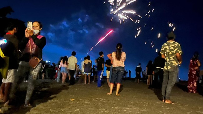 BMKG telah memprediksi cuaca saat malam tahun baru 2023. Enak di rumah atau jalan-jalan?