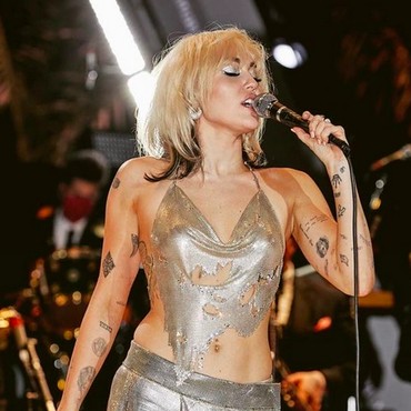 Baju Melorot, Payudara Miley Cyrus Nyaris Terekspos Saat Pesta Tahun Baru
