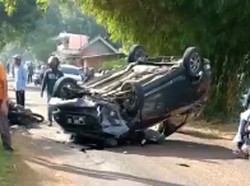 Penampakan Mobil Terbalik Usai Tabrak 2 Motor di Jalur Wisata Purwakarta