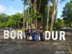 Senangnya Pengunjung Perdana Candi Borobudur Dapat Hadiah