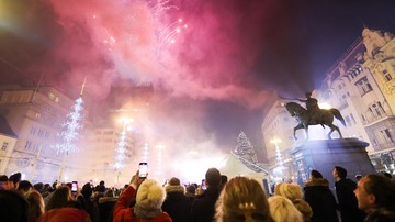 Perayaan Kembang Api Malam Tahun Baru di Kroasia Orang-orang merayakan Malam Tahun Baru di alun-alun utama Zagreb, di tengah pandemi penyakit coronavirus (COVID-19), Kroasia (1/1/2022). (REUTERS/Antonio Bronic)