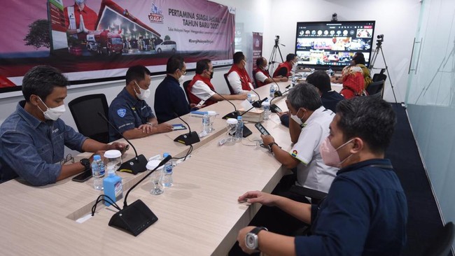 Direktur Utama PT Pertamina (Persero) memantau dan memastikan ketersediaan energi BBM dan LPG di seluruh Indonesia pada malam pergantian tahun 2021 menuju 2022.