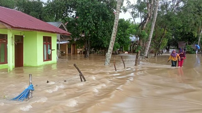 Satu orang tewas dan ribuan lainnya mengungsi akibat banjir yang merendam 31 kecamatan di 7 daerah di Aceh.