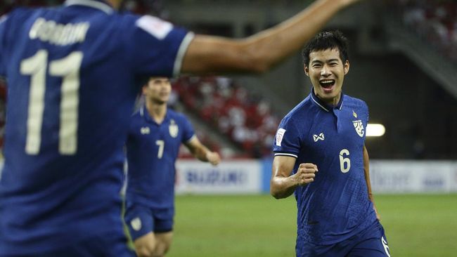 Thailand menyamakan kedudukan pada menit ke-79 melalui tendangan Sarach Yooyen dari luar kotak penalti dalam duel Piala AFF di SUGBK, Kamis (29/12).