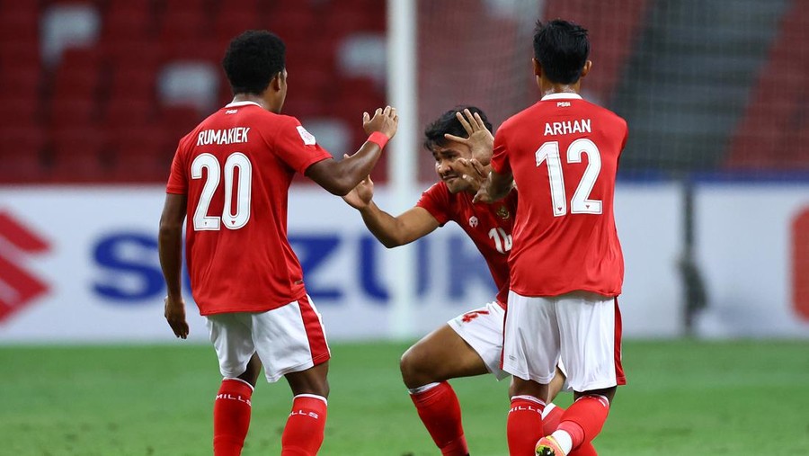 Timnas Indonesia SINGAPORE, SINGAPORE - JANUARY 01: (L-R) Ramai Melvin Rumakiek #20, Asnawi Mangkualam Bahar #14 and Pratama Arhan Alif Rifai #12 of Indonesia celebrate a goal by teammate Ricky Richardo Kambuaya #15 (not pictured) against Thailand in the first half during the second leg of the AFF Suzuki Cup final at the National Stadium on January 01, 2022 in Singapore. (Photo by Yong Teck Lim/Getty Images)