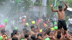 FOTO: Perang Air Sambut Tahun Baru di Gianyar Bali