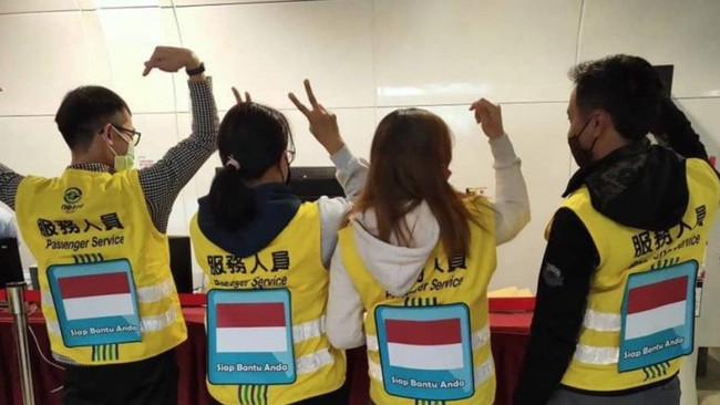 Sebanyak 20 warga negara Indonesia (WNI) turut berpartisipasi mengatur kelancaran perjalanan kereta MRT di Taipei, Taiwan, selama malam Tahun Baru 2022.