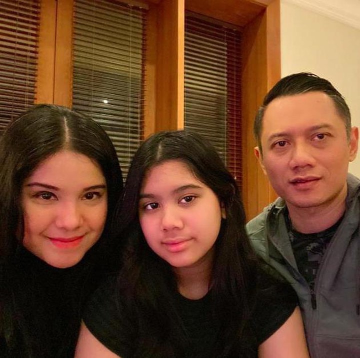 <p>Almira Tunggadewi Yudhoyono merupakan anak perempuan dari Annisa Larasati Pohan dan Agus Harimurti Yudhoyono (AHY). Aira, sapaan akrabnya, diketahui merupakan putri satu-satunya dari pasangan tersebut. (Foto: Instagram @agusyudhoyono)</p>