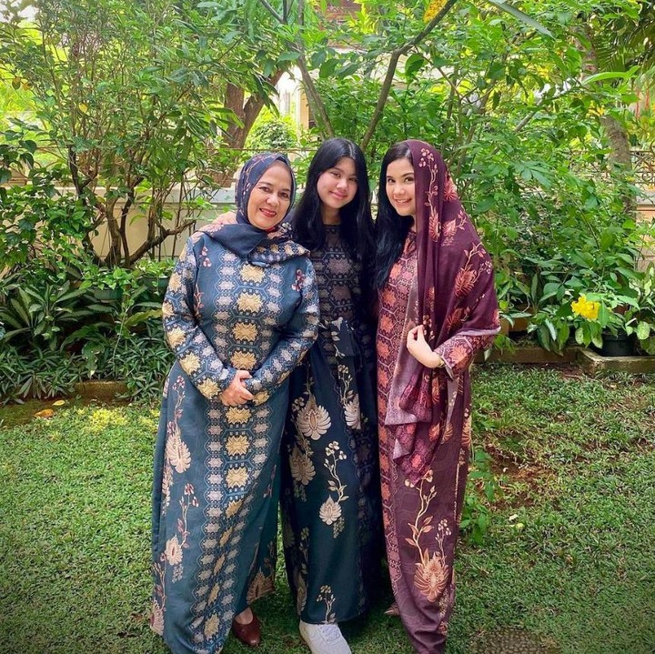 <p>Aira kini tingginya melebih sang ibunda, lho. Padahal usianya baru 13 tahun, Bunda. Hmm.. mungkin tinggi badan Aira menurun dari sang ayah ya? (Foto: Instagram @agusyudhoyono)</p>