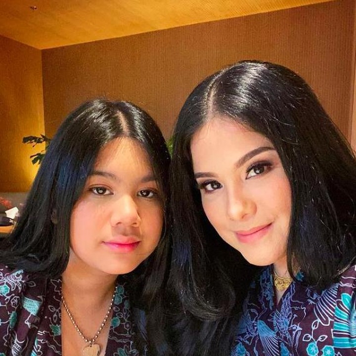 <p>Sudah beranjak remaja, warganet menilai Aira kian mirip dengan Annisa Pohan. Bahkan, saking miripnya sering dibilang kembaran ibunda, lho. (Foto: Instagram @annisayudhoyono)<br /><br /></p>