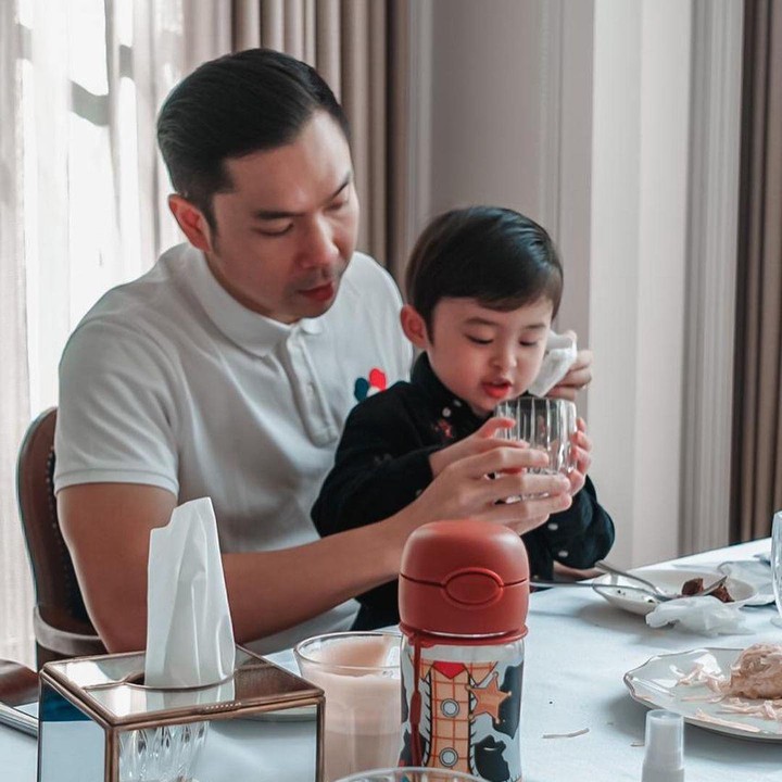 <p>Banyak yang bilang kalau Rafa memiliki paras yang tampan seperti sang ayah. Setuju enggak Bunda? (Foto: Instagram @raphaelmoeis)</p>