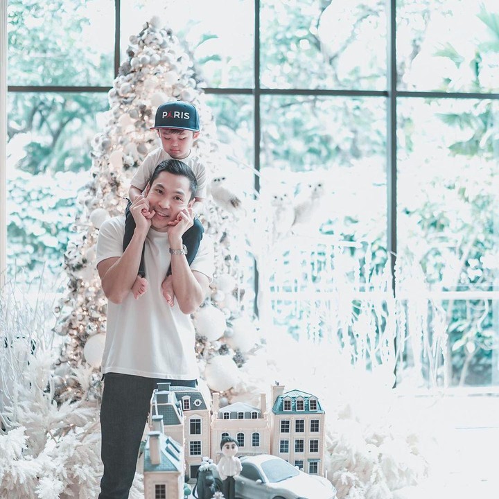 <p>Kekompakan Rafa dan Harvey membuat keduanya terpilih jadi Brand Ambassador mobil mewah. Rafa sendiri pernah beberapa kali belajar menyetir mobil ditemani ayahnya. (Foto: Instagram @raphaelmoeis)</p>