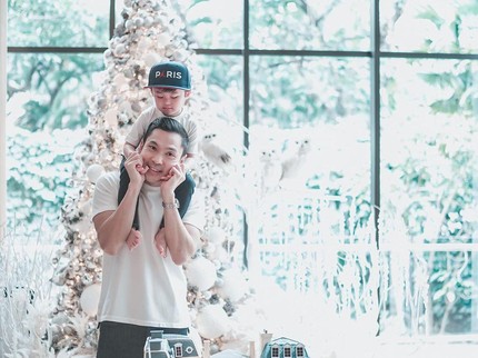 7 Potret Suami & Anak Sandra Dewi yang Jadi Brand Ambassador Mobil Mewah