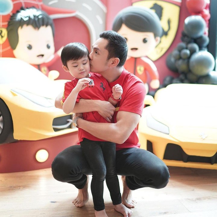 <p>Ayah dan anak ini juga sering tampil kompak di berbagai kesempatan lho, Bunda. (Foto: Instagram @raphaelmoeis)</p>