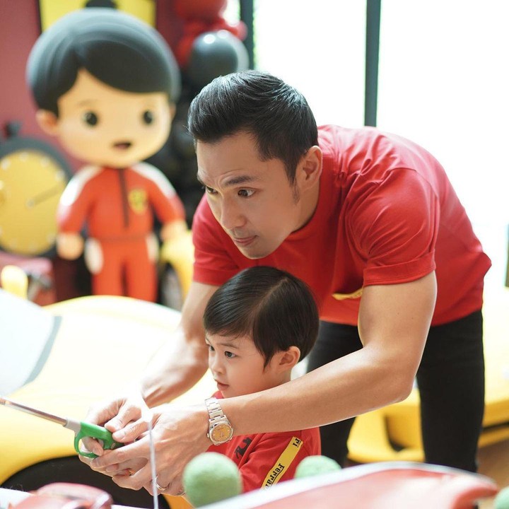 <p>Rafa memang cukup dekat dengan sang ayah. Potret keduanya sering diunggah di akun Instagram Rafa, Bunda. (Foto: Instagram @raphaelmoeis)</p>