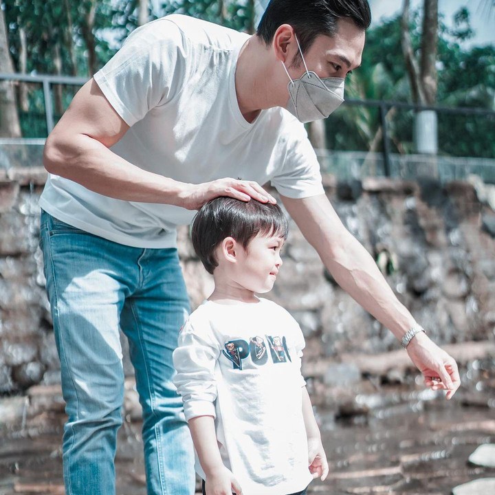 <p>Di tengah kesibukannya, Harvey memang selalu menyempatkan diri bermain bersama sang putra. (Foto: Instagram @raphaelmoeis)</p>