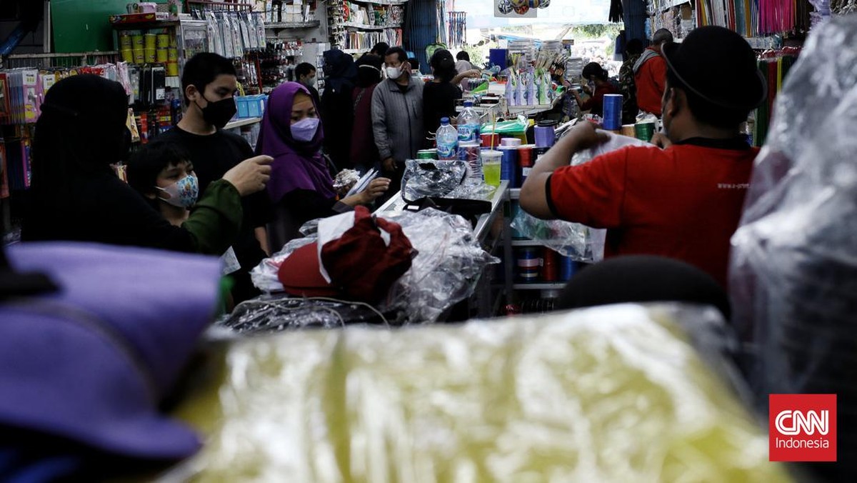 FOTO: Berburu Perlengkapan Sekolah Jelang PTM di Jakarta