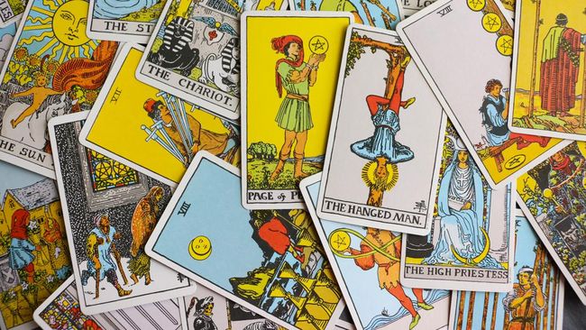 Konsultasi tarot bisa memicu ketergantungan psikologis. Psikolog menjelaskan mekanismenya dan cara menyikapinya secara sehat.