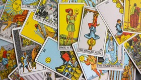 Hati-hati, Konsultasi Tarot Bisa Bikin Ketagihan