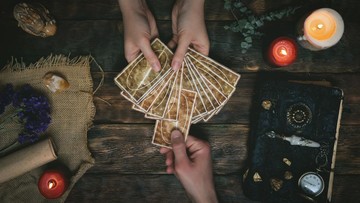 Tarot dan Ramalan, Kenapa Kita 'Kepo' Masa Depan?