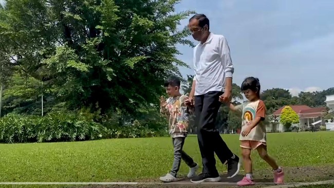 Ketua Umum Partai NasDem, Surya Paloh memberikan kartu keanggotaan perpustakaan NasDem kepada dua cucu Presiden Jokowi, Jan Ethes dan Sedah Mirah.