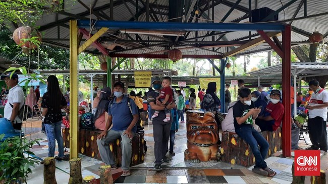 Ribuan orang mengunjungi Taman Marga Satwa Ragunan, Jakarta Selatan pada akhir pekan awal tahun baru 2022, Minggu (2/1).
