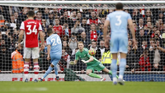 Manchester City kukuh di puncak klasemen dengan 53 poin, sementara Manchester United di peringkat ketujuh dengan 31 poin.