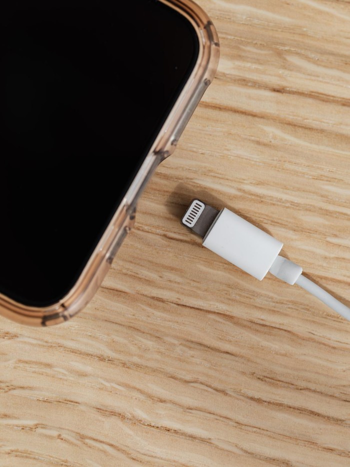 Tidak memainkan ponsel saat di charge