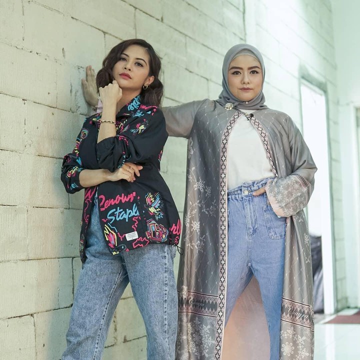 <p>Tika yang kini sudah berhijab, telah menikah dan memiliki tiga anak. Sementara Tiwi sudah dikaruniai dua anak, Bunda. (Foto: Instagram @tika_ramlan)</p>