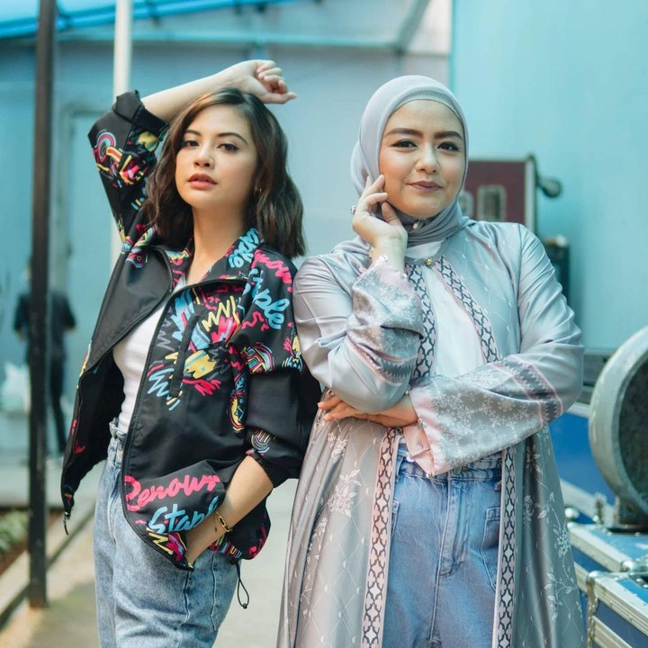 <p>Tika dan Tiwi kini menjalani karier yang berbeda. Tika sibuk dengan bisnis pakaian muslim, sementara Tika masih aktif bernyanyi dan tampil di televisi. (Foto: Instagram @tika_ramlan)</p>