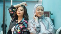 <p>Tika dan Tiwi kini menjalani karier yang berbeda. Tika sibuk dengan bisnis pakaian muslim, sementara Tika masih aktif bernyanyi dan tampil di televisi. (Foto: Instagram @tika_ramlan)</p>