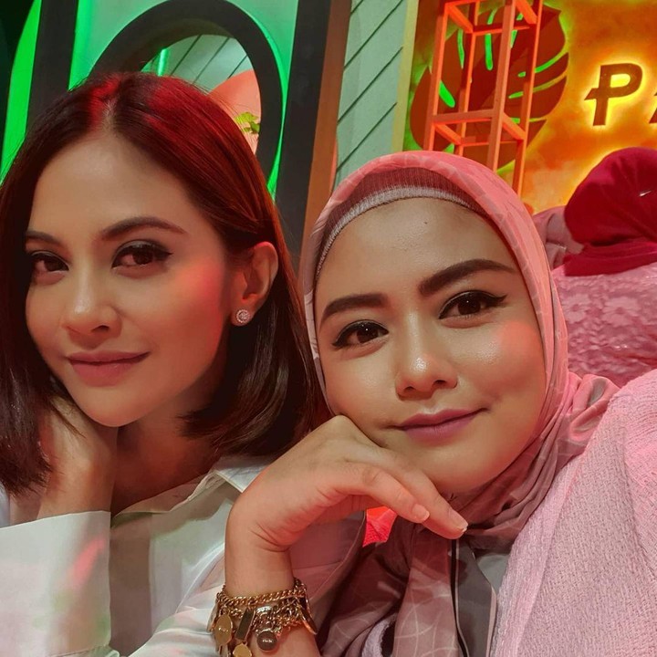 <p>Tika dan Tiwi adalah anggota grup duo T2 yang populer pada 2007, Bunda. Lama tak terdengar, keduanya masih menjalin persahabatan dengan baik lho. (Foto: Instagram @tika_ramlan)</p>