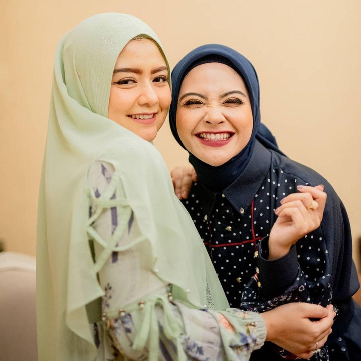<p>Tika dan Tiwi pertama kali bertemu di ajang pencarian bakat di salah satu stasiun TV. Keduanya lalu menjadi dekat dan bersahabat baik sampai akhirnya membantu grup duo T2. (Foto: Instagram @tika_ramlan)</p>