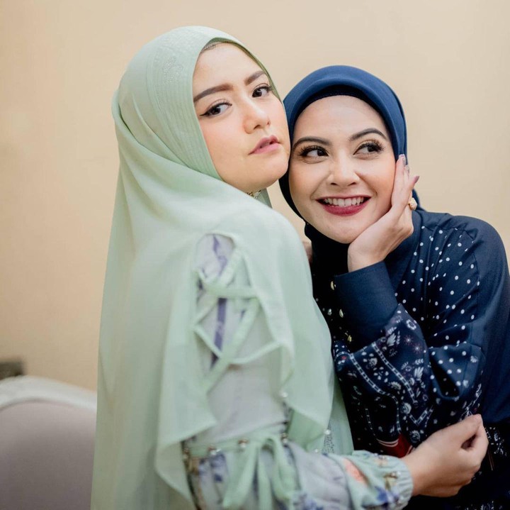 <p>Kedua Bunda ini sudah 15 tahun menjalin persahabatan lho. Tika dan Tiwi menganggap hubungan mereka sudah seperti saudara. (Foto: Instagram @tika_ramlan)</p>