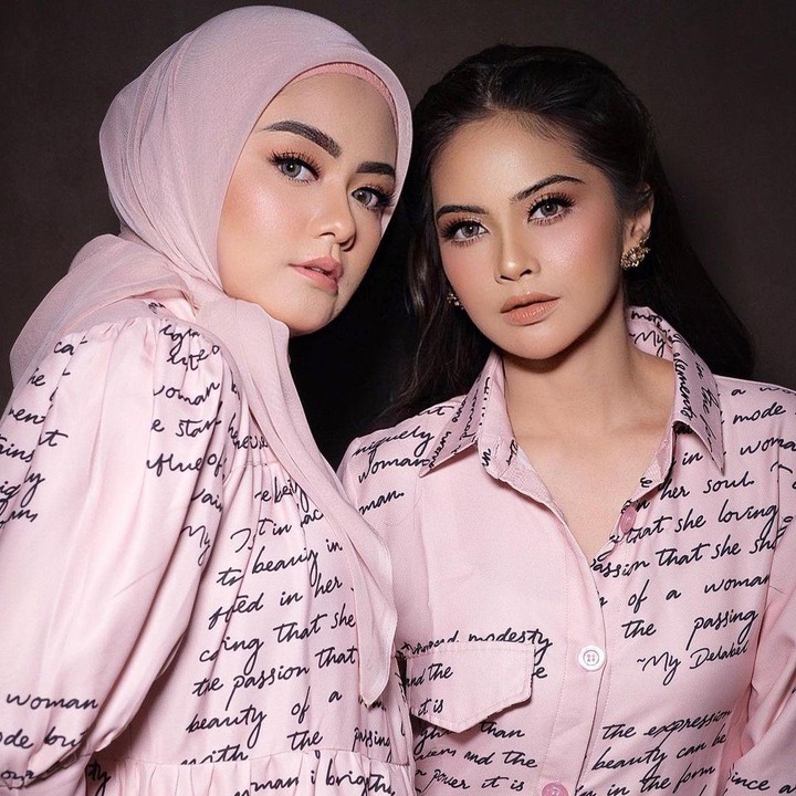 <p>Belum lama ini, Tika dan Tiwi tampil kompak dalam pemotretan. Katanya mereka mau 'balikan' lagi nih, Bunda. (Foto: Instagram @tika_ramlan)</p>