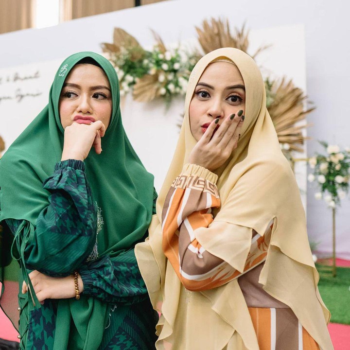 <p>Meski T2 sudah tidak aktif, Tika dan Tiwi masih berteman dekat. Keduanya masih sering menghabiskan waktu bersama. (Foto: Instagram @tika_ramlan)</p>