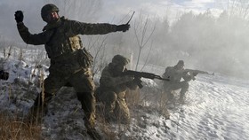 Pasukan Ukraina Dituduh Serang Pemberontak Pro-Rusia Pakai Meriam