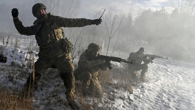 Pemberontak pro-Rusia menuding pasukan Ukraina menyerang mereka dengan mortir, membuka jalan Rusia memiliki dalih menyerang Kiev.