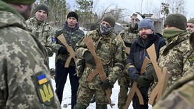 Tentara Rusia Kian Dekat Kiev, Warga Ibu Kota Siap Angkat Senjata
