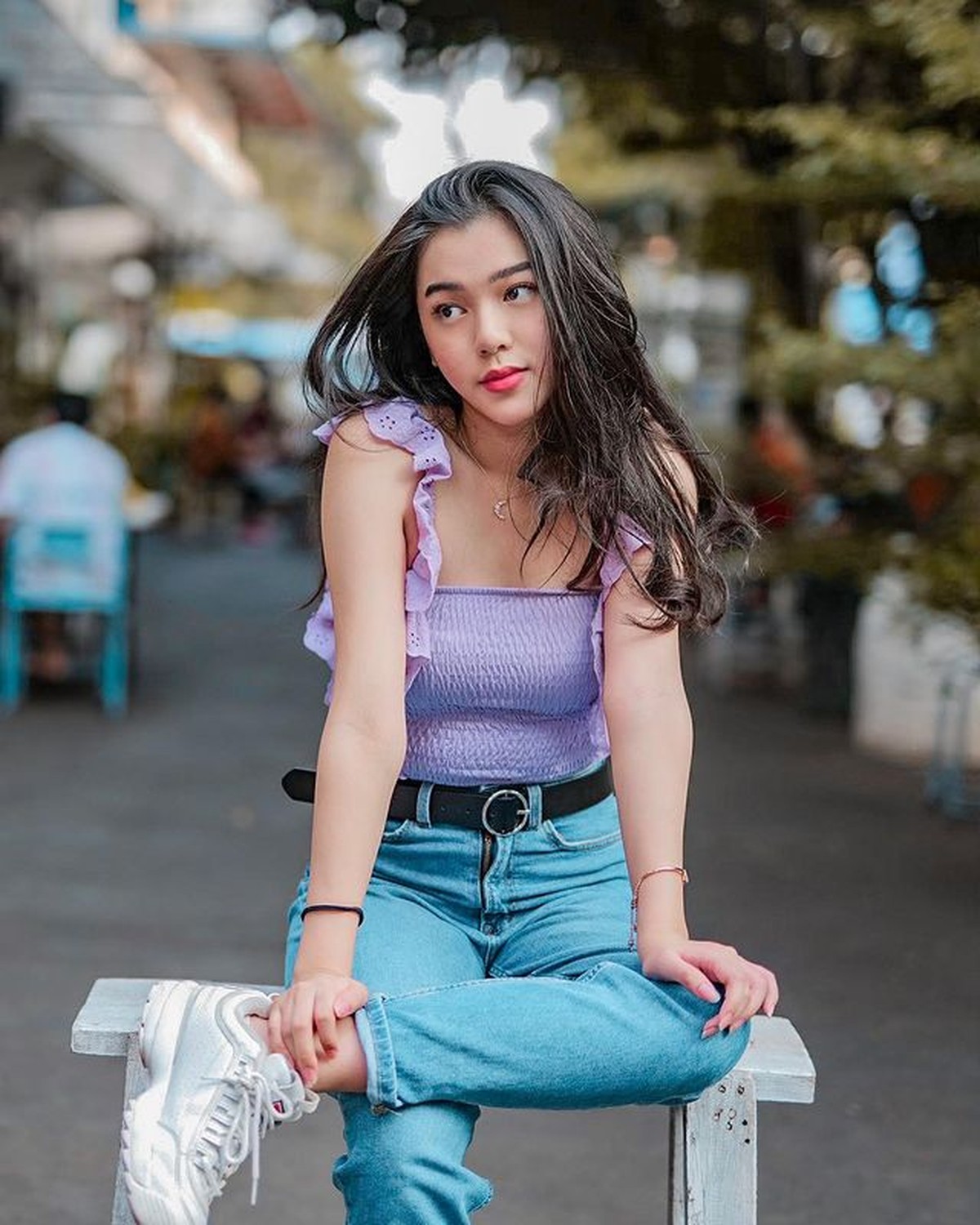 Gabriella Ekaputri mendadak menjadi perbincangan karena diduga ciuman dengan mantan kekasih sahabatnya&comma; Hanggini&period; Yuk intip potretnya&excl;