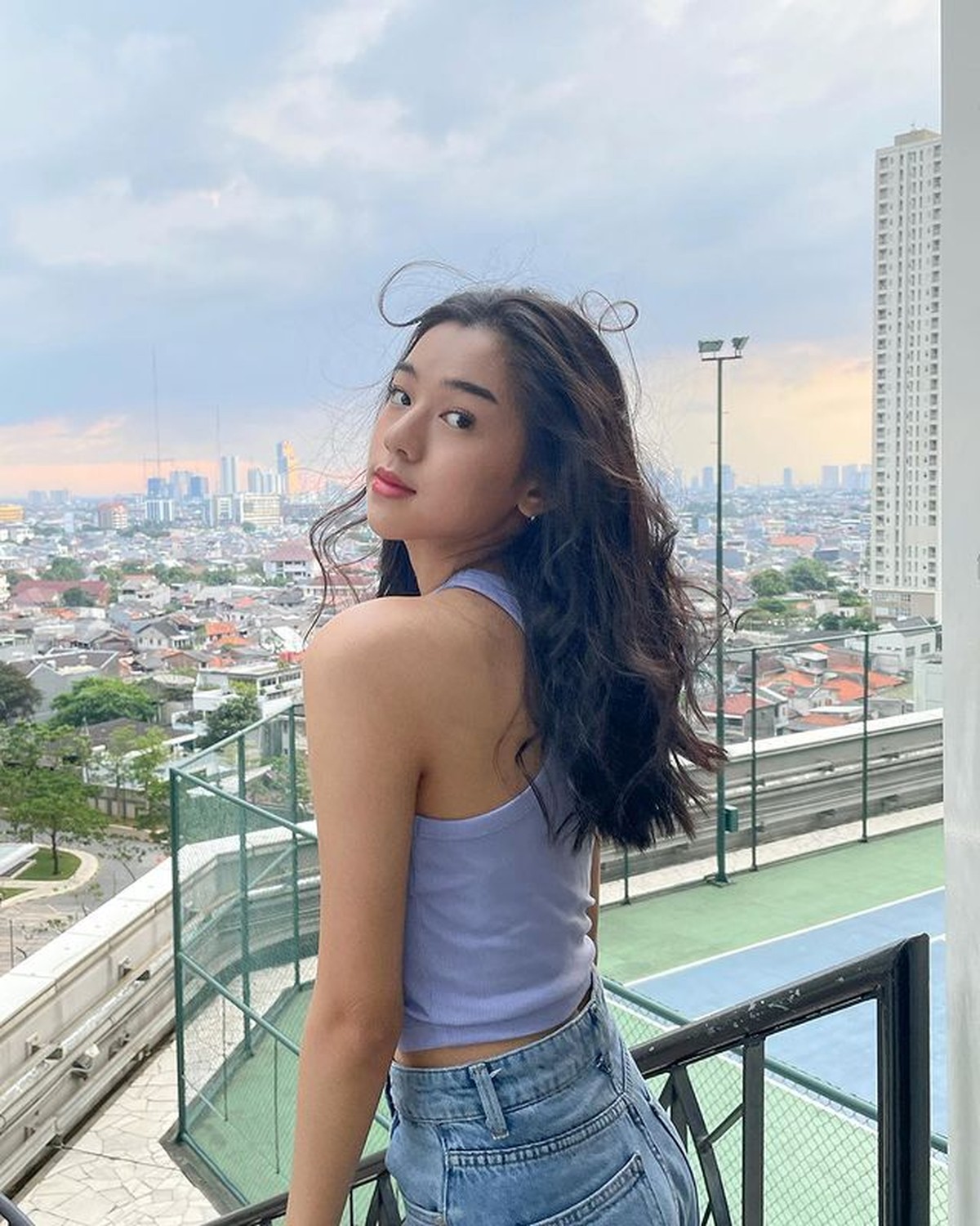 Gabriella Ekaputri mendadak menjadi perbincangan karena diduga ciuman dengan mantan kekasih sahabatnya&comma; Hanggini&period; Yuk intip potretnya&excl;