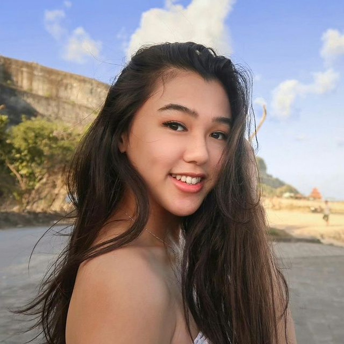 Gabriella Ekaputri mendadak menjadi perbincangan karena diduga ciuman dengan mantan kekasih sahabatnya&comma; Hanggini&period; Yuk intip potretnya&excl;